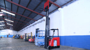 Funciones y beneficios de los montacargas hombre parado