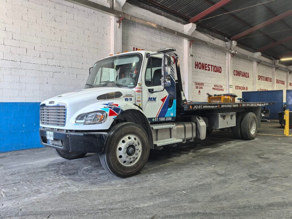 Grúa de MM Montacargas para traslado de montacargas a taller en Monterrey